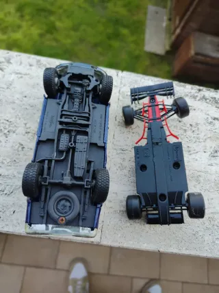 Modellini auto: auto blu e monoposto rosso