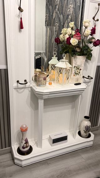 Mueble recibidor de madera y cristal