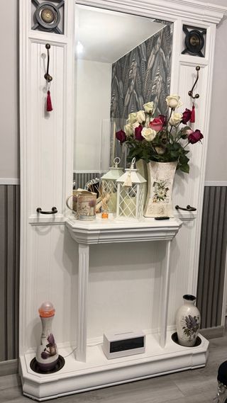 Mueble recibidor de madera y cristal