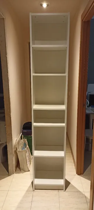 Librería blanca de madera