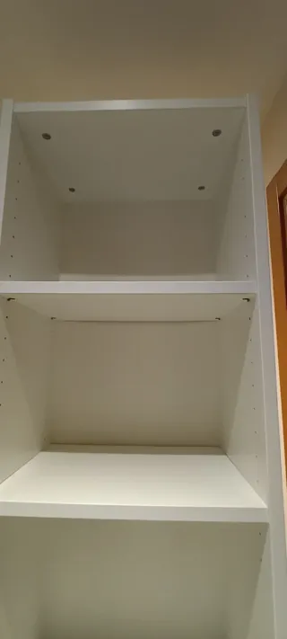 Librería blanca de madera