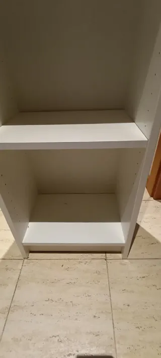 Librería blanca de madera