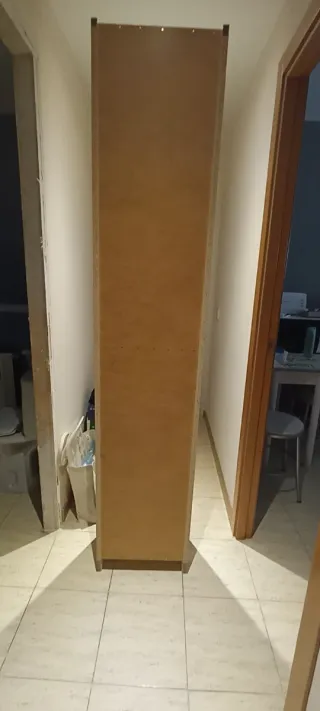 Librería blanca de madera