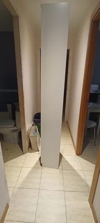 Librería blanca de madera