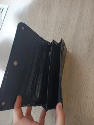 Cartera negra con cremallera y diseño cocodrilo