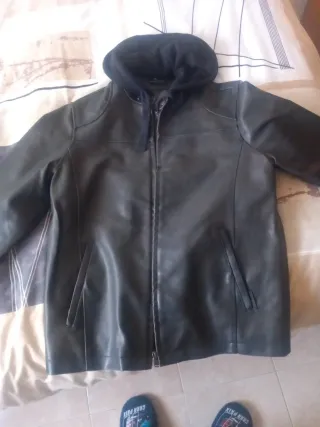 Chaqueta negra con capucha