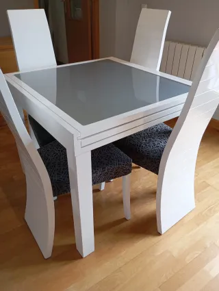 Mesa comedor y 4 sillas blancas