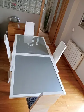 Mesa comedor y 4 sillas blancas