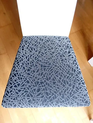 Mesa comedor y 4 sillas blancas