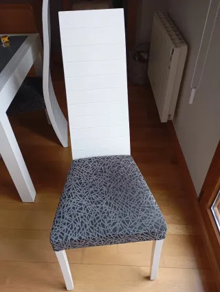 Mesa comedor y 4 sillas blancas