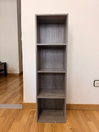 Estantería de madera gris