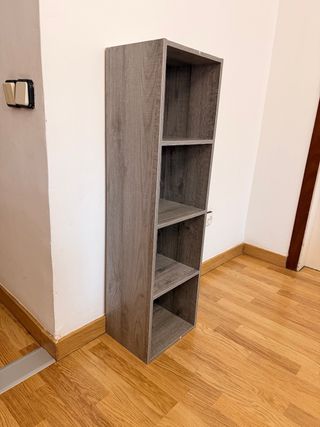 Estantería de madera gris
