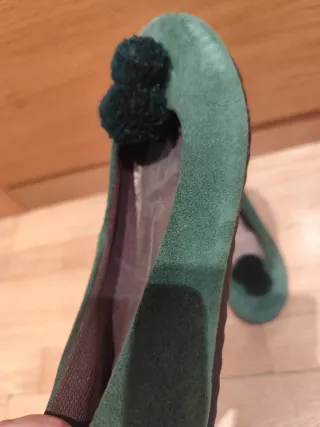 Manoletinas ante verde con pompón