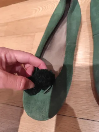 Manoletinas ante verde con pompón