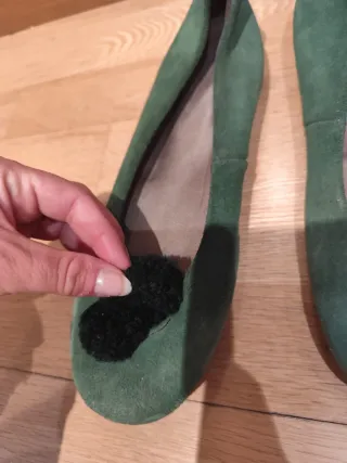 Manoletinas ante verde con pompón