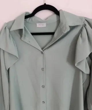 Camisa verde con volantes talla M