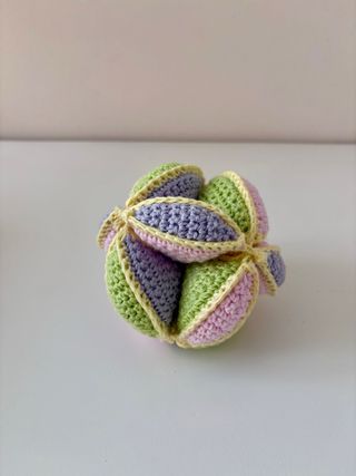 Pelota Montessori Crochet - juguete sensorial