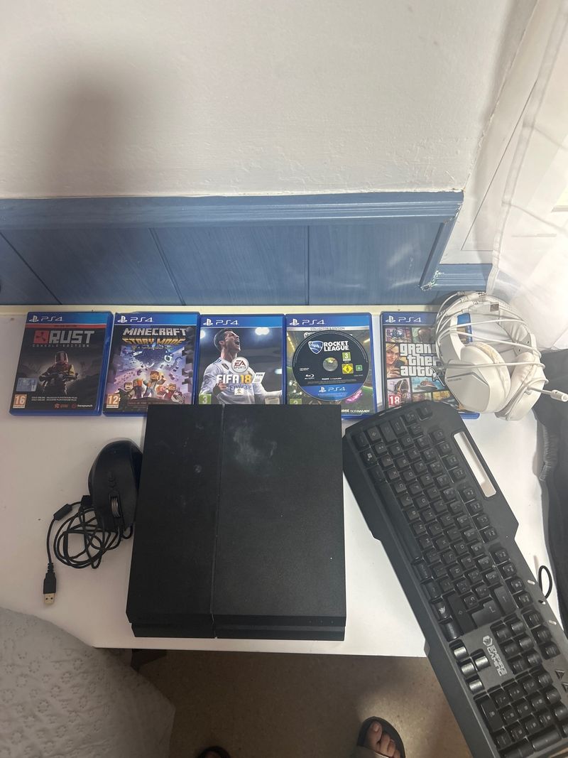 PS4 1TB Negra con un mando y tyr + 6 Juegos