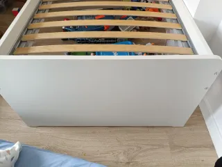 Cama IKEA SLAKT con somier y dos baldas para pared