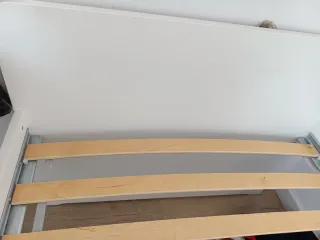 Cama IKEA SLAKT con somier y dos baldas para pared
