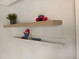 Cama IKEA SLAKT con somier y dos baldas para pared