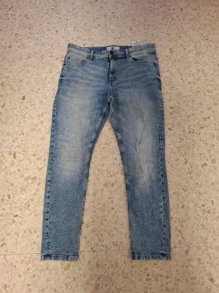 Pantalón vaquero largo azul.