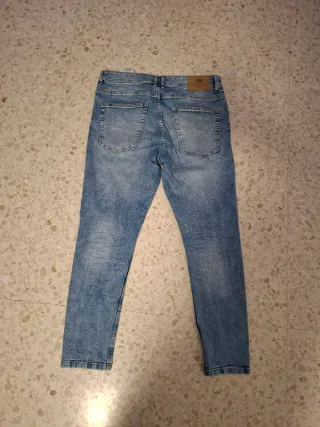 Pantalón vaquero largo azul.