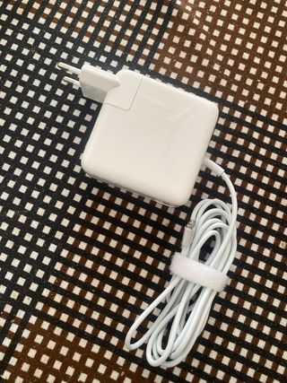 Cargador Apple MacBook casi nuevo