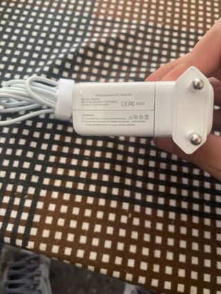 Cargador Apple MacBook casi nuevo