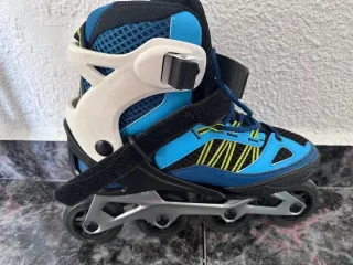 Patines en línea azules y negros
