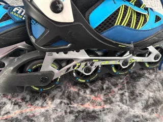 Patines en línea azules y negros