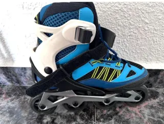 Patines en línea azules y negros