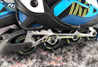 Patines en línea azules y negros