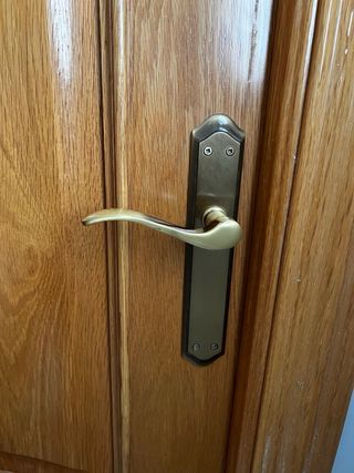 URGE VENTA! Puerta blindada y 7Puertas de madera