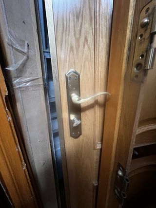 URGE VENTA! Puerta blindada y 7Puertas de madera