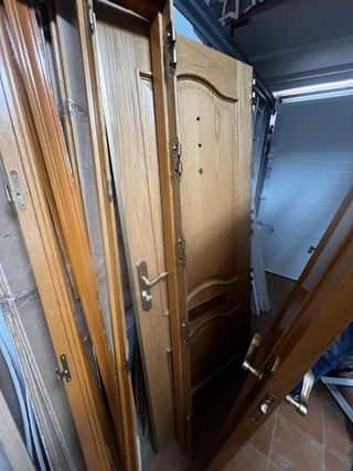 URGE VENTA! Puerta blindada y 7Puertas de madera