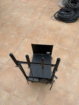 Porta leña metálico con herramientas