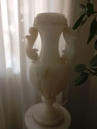 Columna de mármol con luz