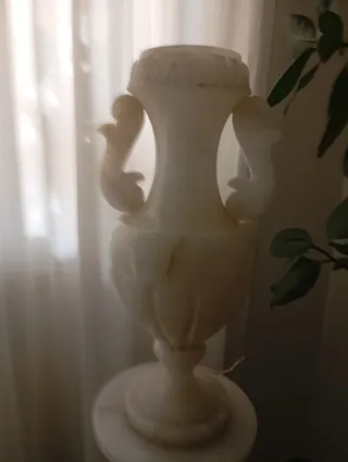 Columna de mármol con luz