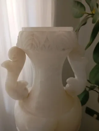 Columna de mármol con luz