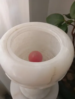 Columna de mármol con luz