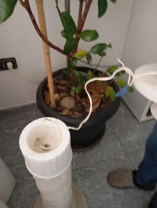 Columna de mármol con luz