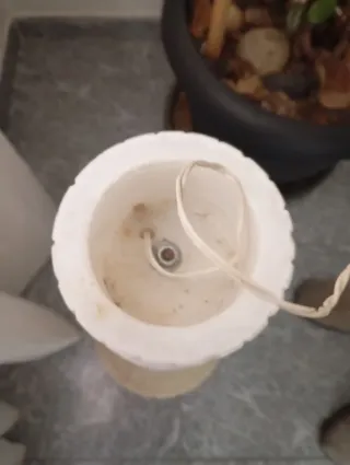 Columna de mármol con luz