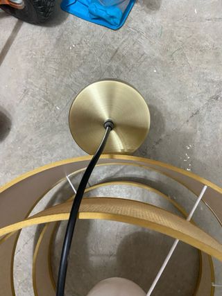 Lámpara de techo beige y dorada