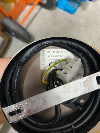 Lámpara de techo beige y dorada