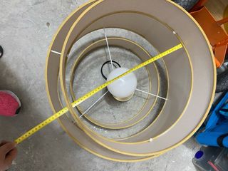 Lámpara de techo beige y dorada