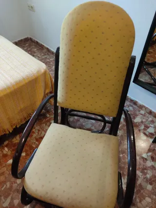 Dolce culla vintage in tessuto e legno