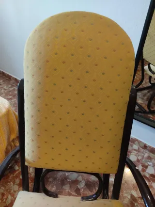 Dolce culla vintage in tessuto e legno