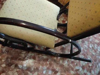 Dolce culla vintage in tessuto e legno