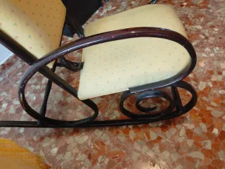 Dolce culla vintage in tessuto e legno